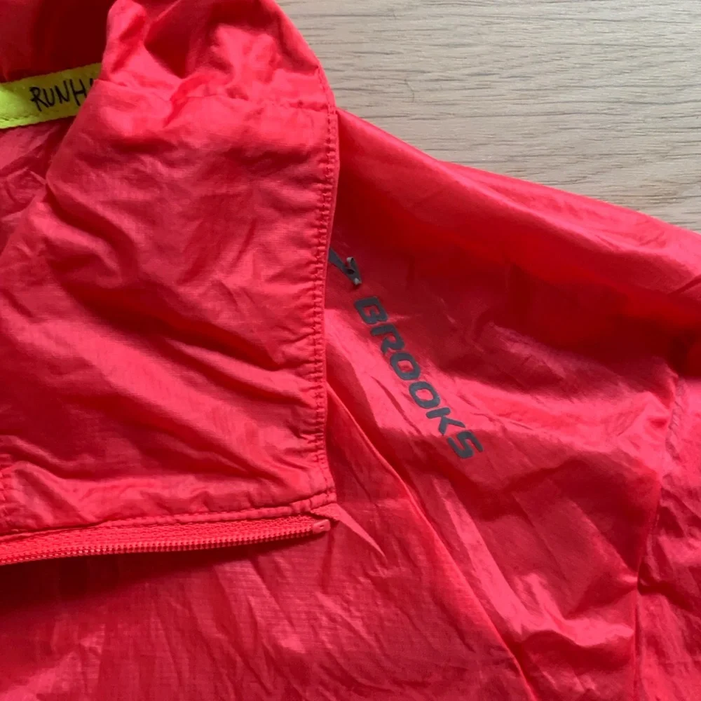 Brooks Run Happy Lightweight Windproof Water Resistant Packable Running Jacket_4